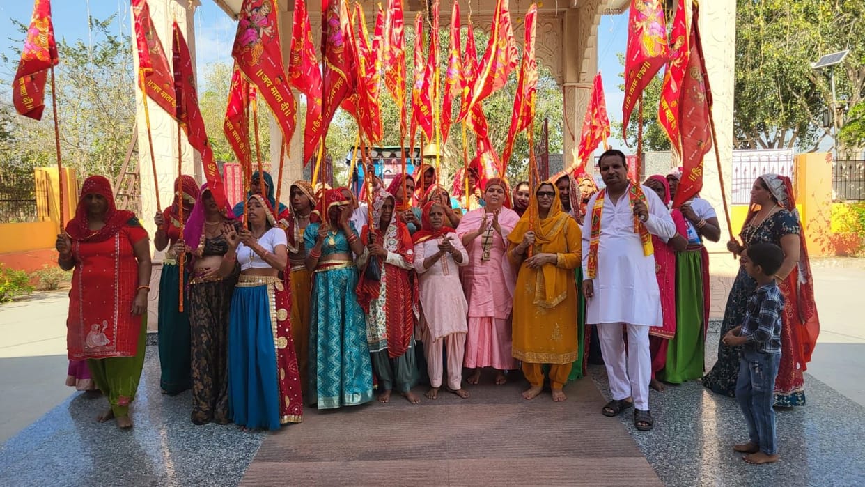 Devotee women reached Mata Bhura Bhavani temple carrying the flag.