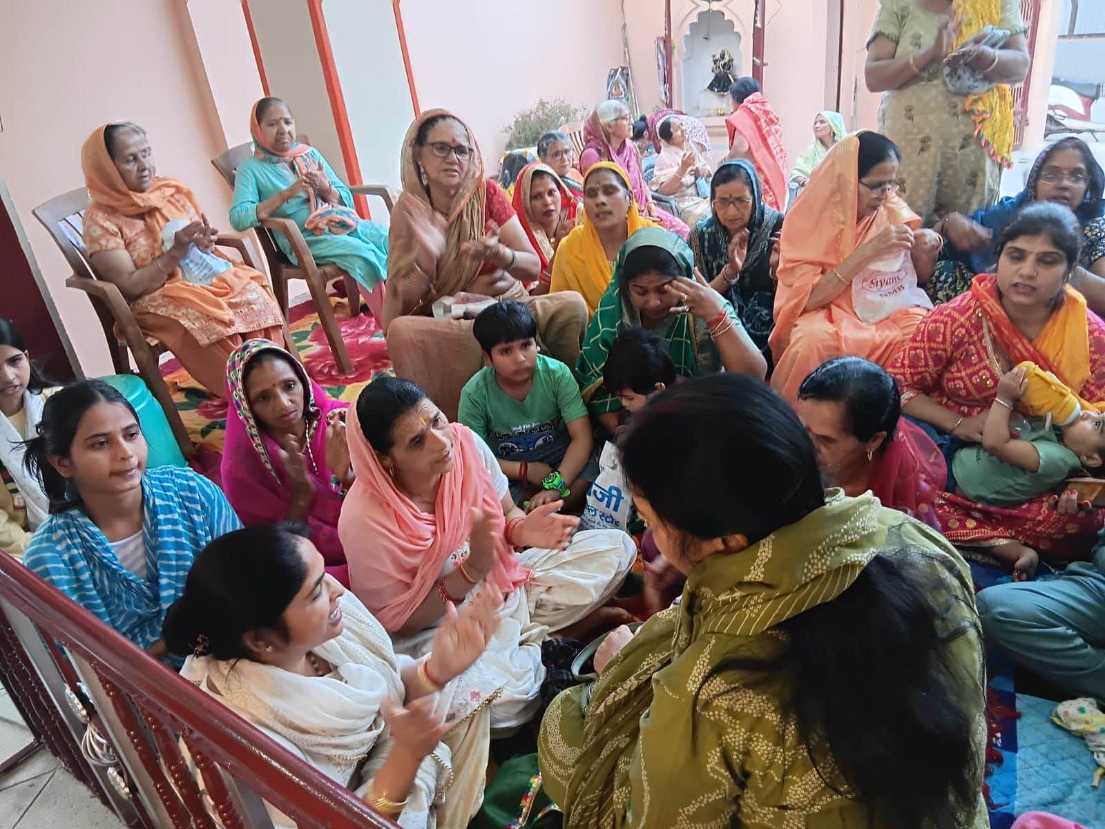 फोटो संख्या:84- मोहल्ला जवाहर नगर में आयोजित कथा के दौरान कथा सुनती महिलाएं--स्रोत- आयोजक