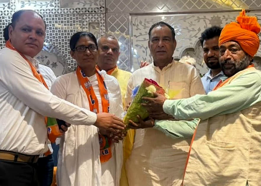 फोटो  : सोनीपत के गन्नौर में बैठक के दौरान भाजपा प्रदेश अध्यक्ष मोहन लाल बड़ौली का स्वागत करते भ