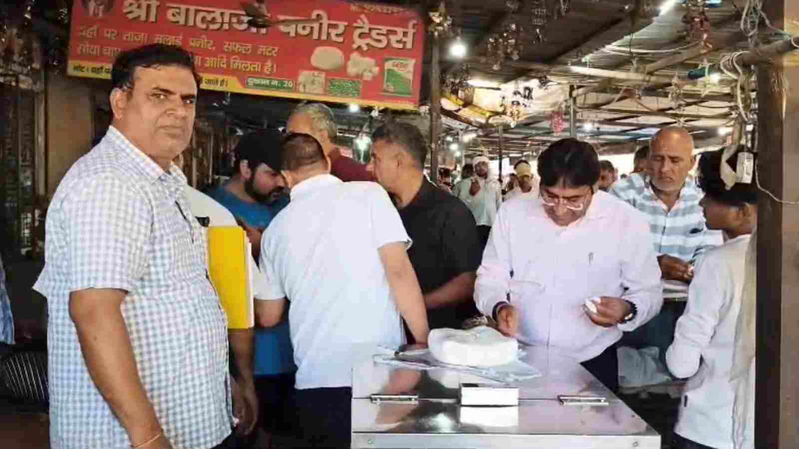 फोटो : सोनीपत की सब्जी मंडी में दुकान के बाहर रखे पनीर की जांच करते खाद्य सुरक्षा अधिकारी डॉ. ब