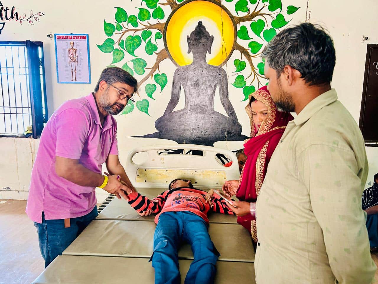 फोटो : सोनीपत में आयोजित शिविर के दौरान दिव्यांग बच्चे की जांच करते फिजियोथेरेपिस्ट डाॅ. सुरें