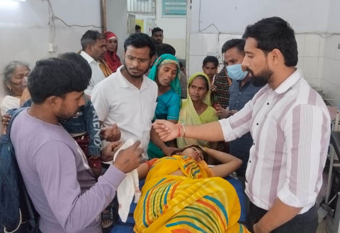 फोटो15जिला अस्पताल में घायलों का उपचार करते स्वास्थ्य कर्मी। संवाद