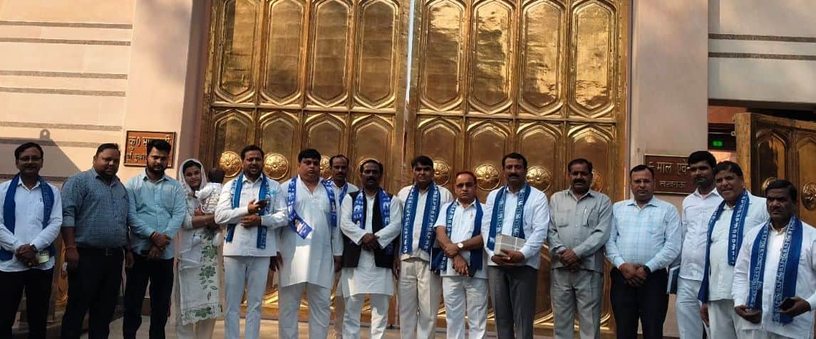 फोटो21लखनऊ में पूर्व मुख्यमंत्री मायावती  से मिलने पहुंचे बसपा पदाधिकारी व अन्य । स्रोत:संगठ