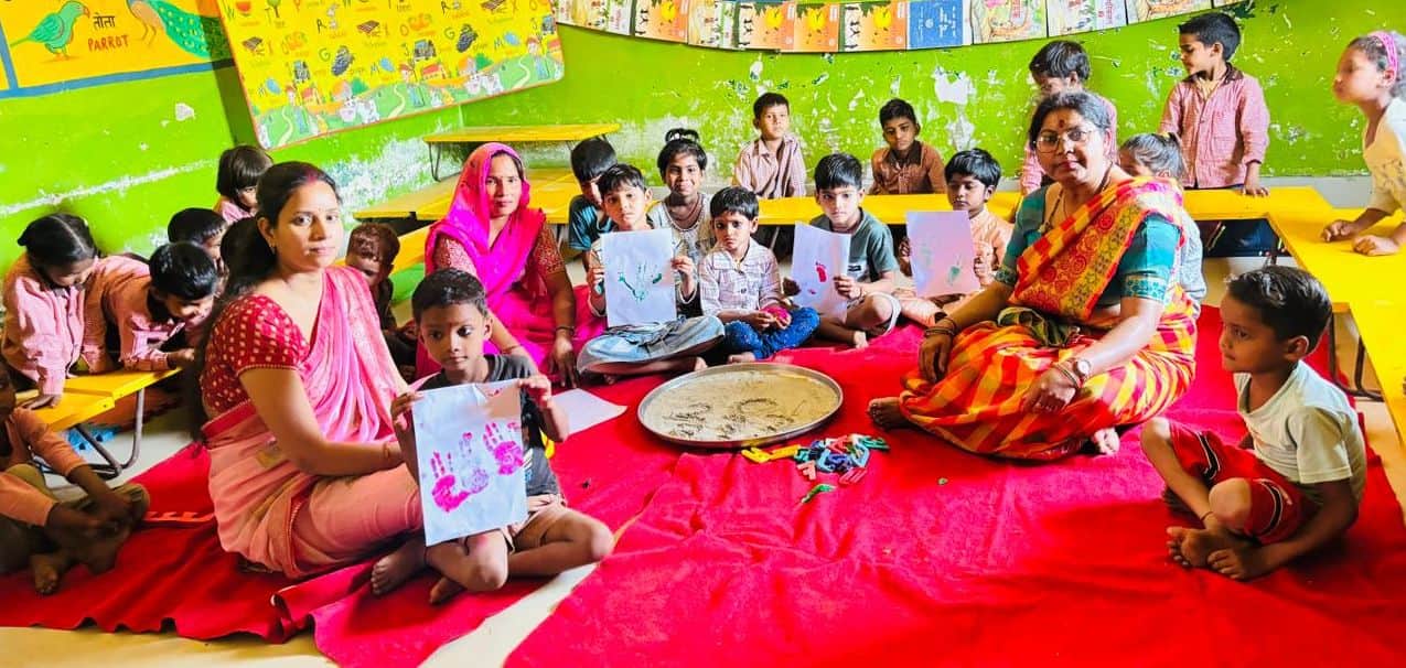 फोटो22परिषदीय विद्यालय में आयोजित नवप्रवेश आरंभ उत्सव के दौरान गतिविधियों में हिस्सा लेते 