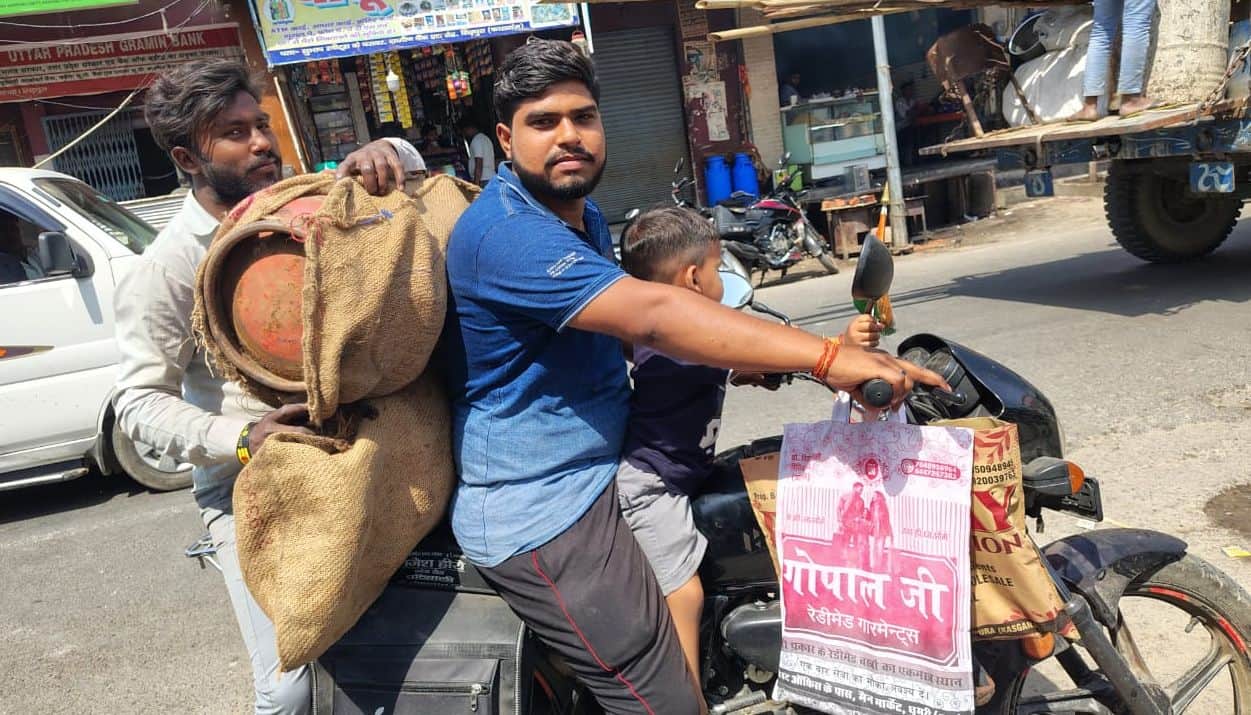 फोटो29सिढ़पुरा में गैस गोदाम से सिलिंडर लेने जाते बाइक सवार युवक ।संवाद