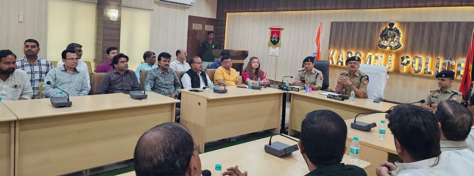 फोटो32कासगंज में व्यापारियों से वार्ता करते एसपी ओम प्रकाश सिंह । स्रोत: पुलिस मीडिया सेल