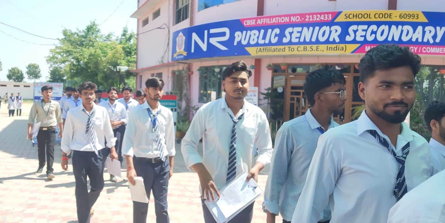 फोटो34एनआर पब्लिक स्कूल सीबीएसई परीक्षा केंद्र से परीक्षा देकर निकलते छात्र । संवाद