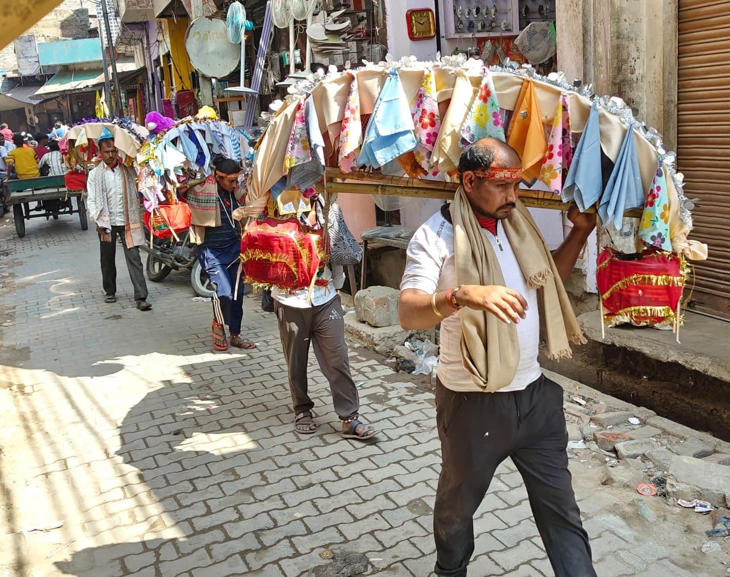 फोटो50सोरोंजी से कांवड़ लेकर जाते कांविड़यों की टोली। संवाद