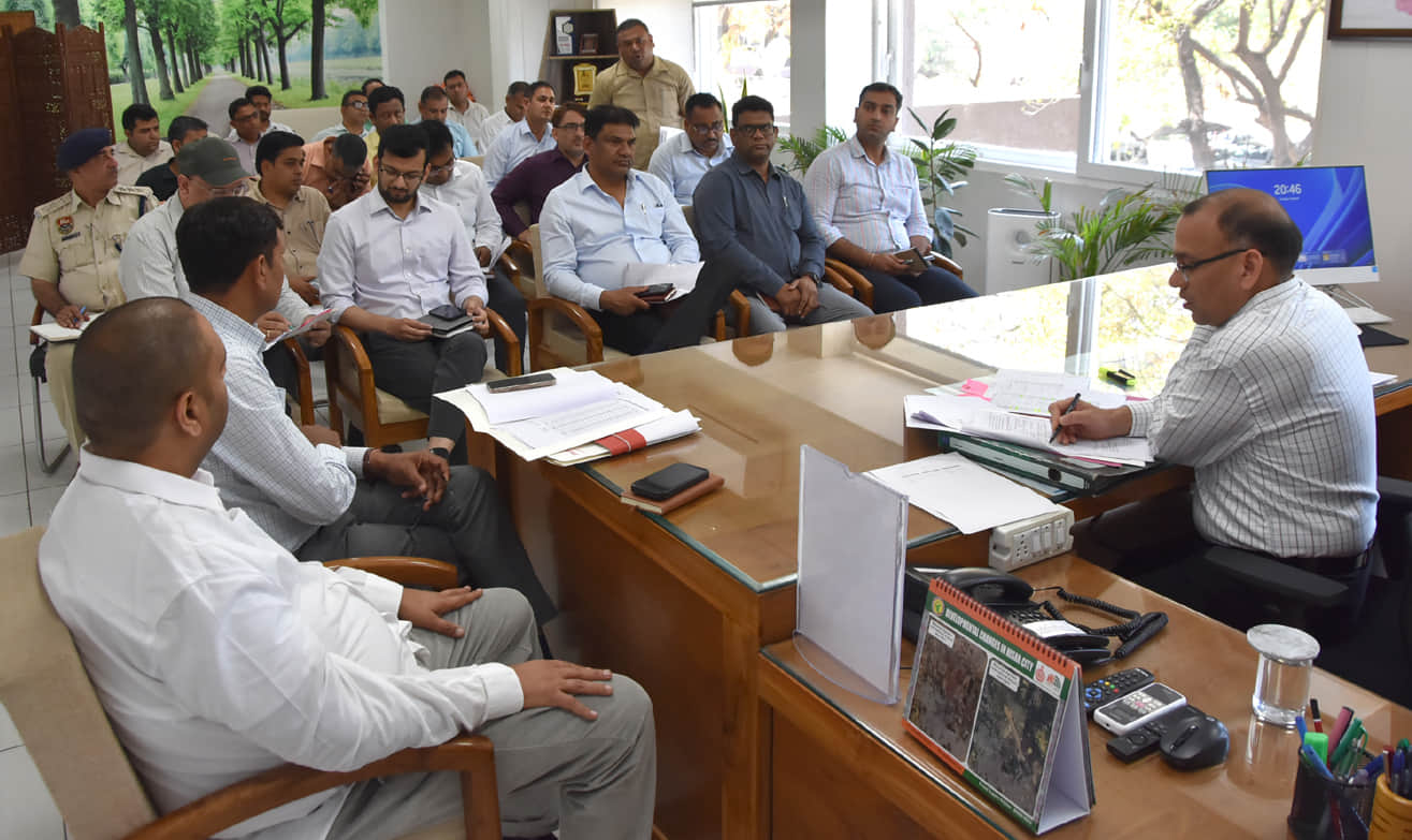 फतेहाबाद। रबी फसल खरीद को लेकर संबंधित विभागों के अधिकारियों की बैठक लेते डीसी डॉ. विवेक भारती।