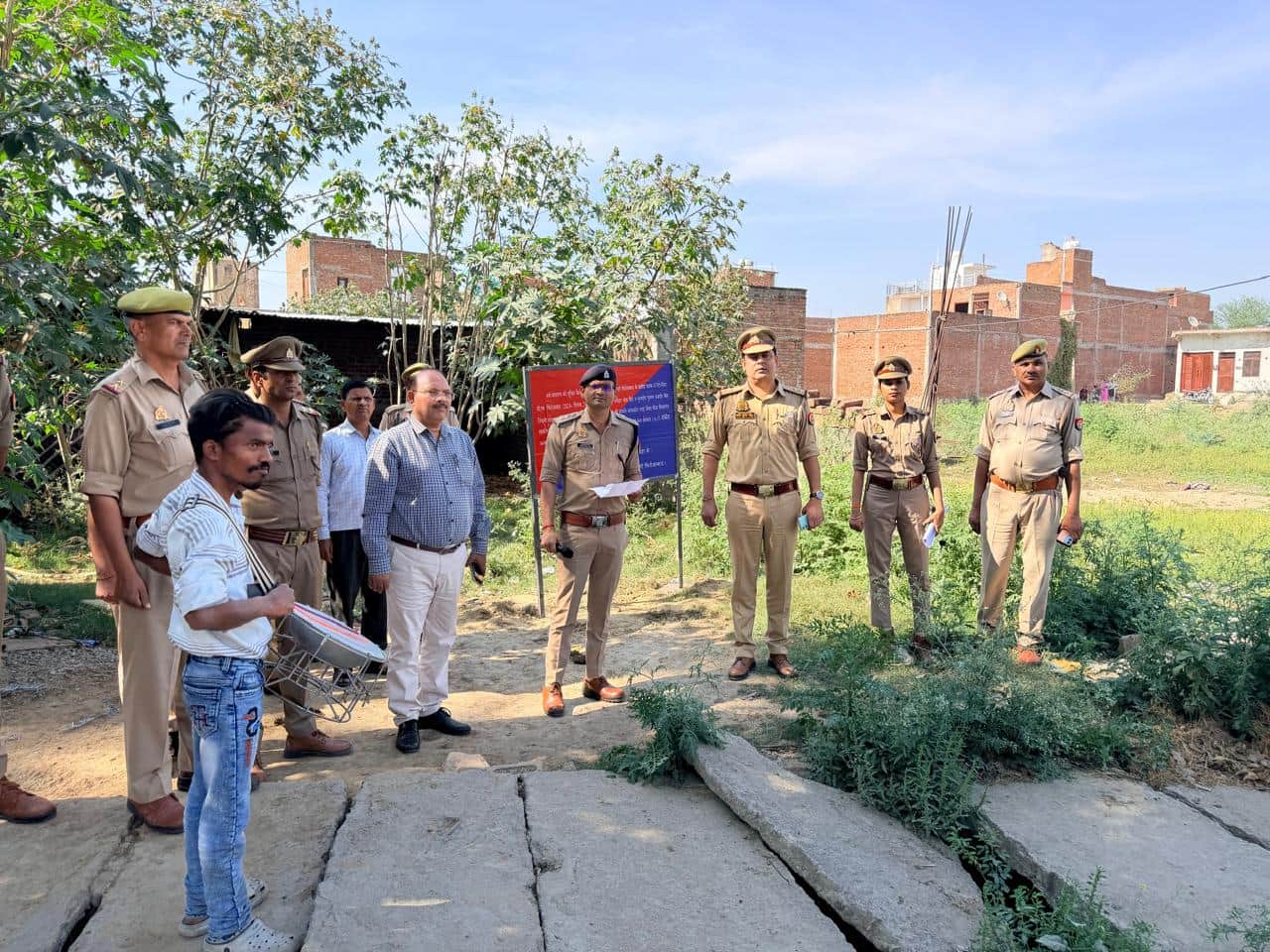 गैगेंस्टर आरोपियों की कुर्की करते पुलिस प्रशासन के अधिकारी