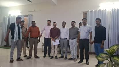 गिरफ्तार दोनों कर्मचारियों के साथ निगरानी विभाग की टीम