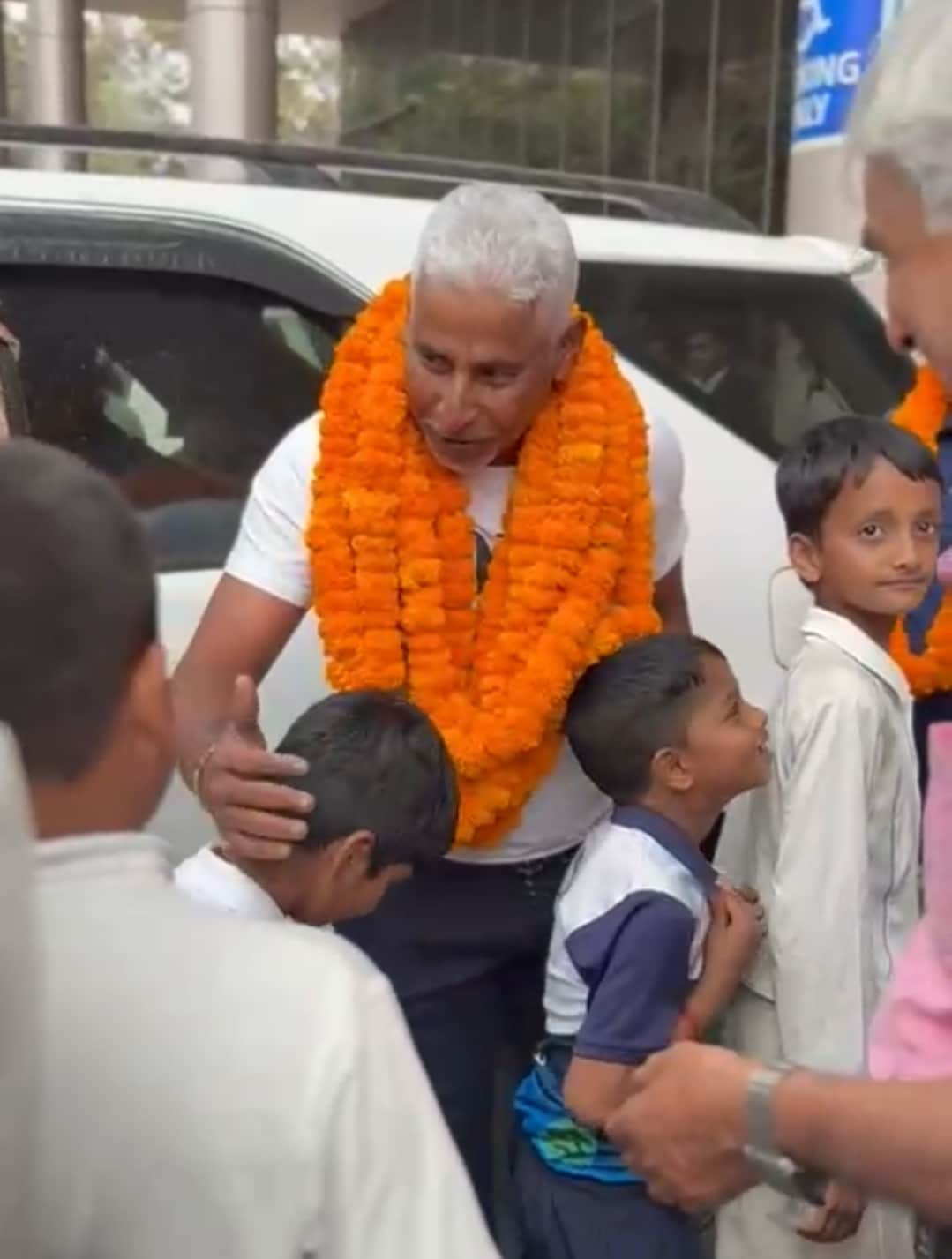 गोरखपुर एयरपोर्ट पर श्रीलंका के तेज गेंदबाज चामिंडा वास की विदाई करते खिलाड़ी।