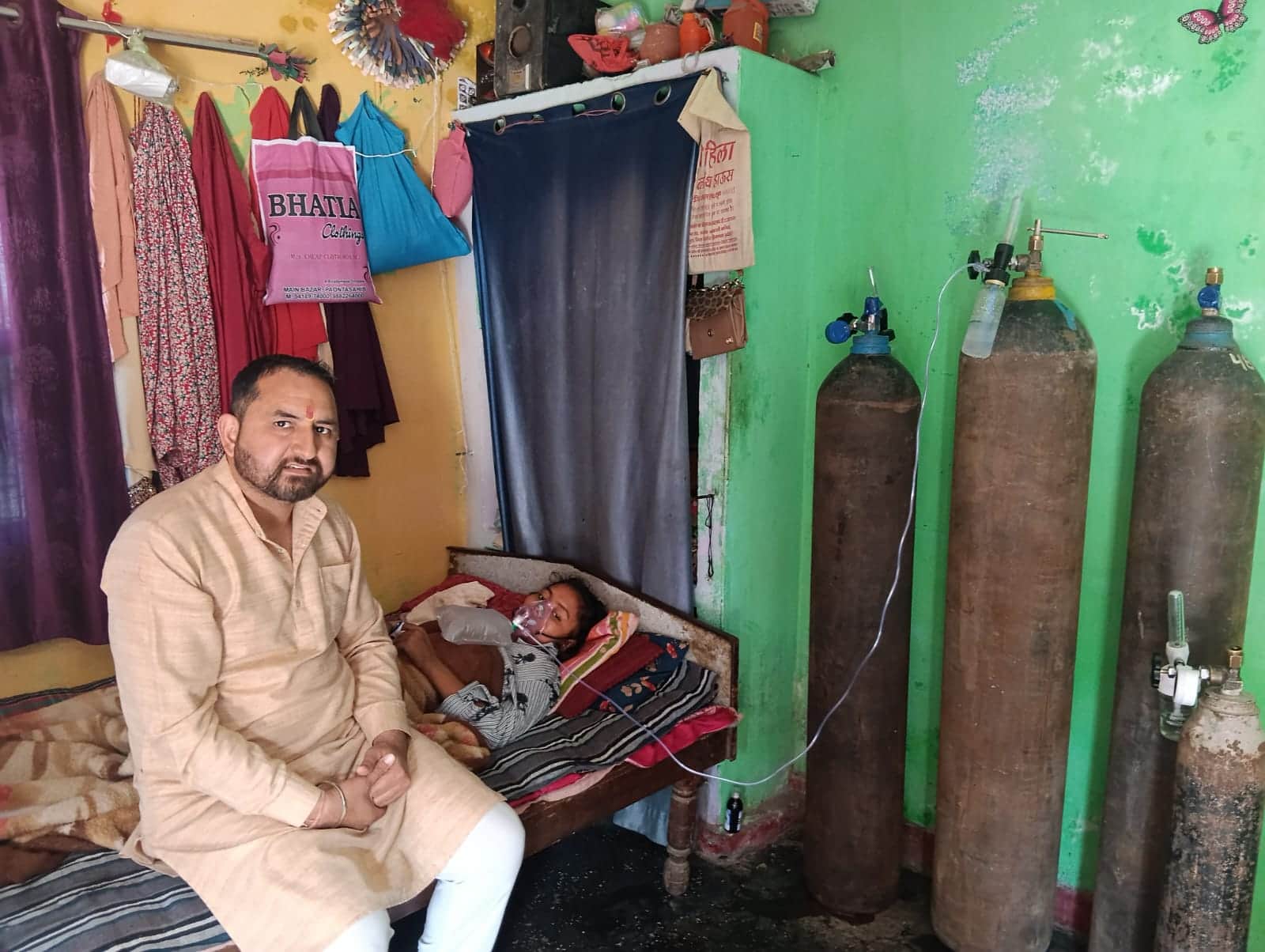 गोरखुवाला में गंभीर बीमारी से जूझ रही पायल के साथ मजदूर नेता। संवाद