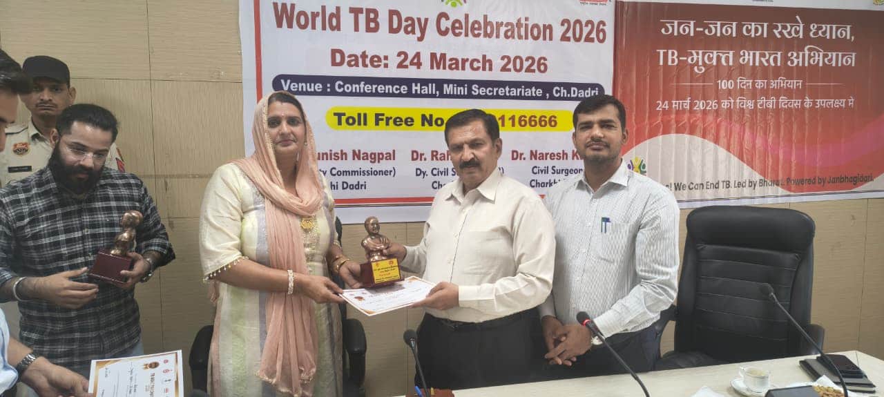 ग्राम पंचायत प्रतिनिधि को सम्मानित करते उपायुक्त व सिविल सर्जन। 