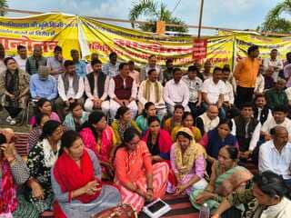 ग्रामीणों के साथ धरने पर बैठे हरक सिंह और शूरवीर सजवाण: संवाद