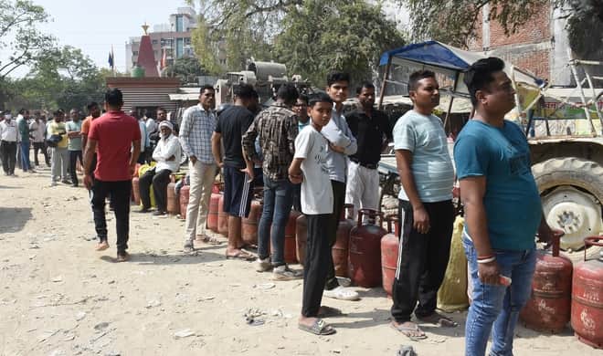 गैस के लिए परेशान लोग।