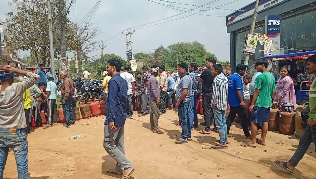 गैस सिलिंडर के लिए कतार में लगे उपभोक्ता।संवाद