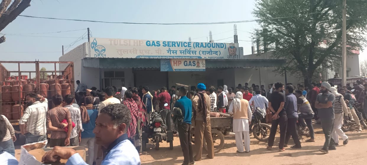 People are having to stand in long queues since early morning to get gas cylinders.