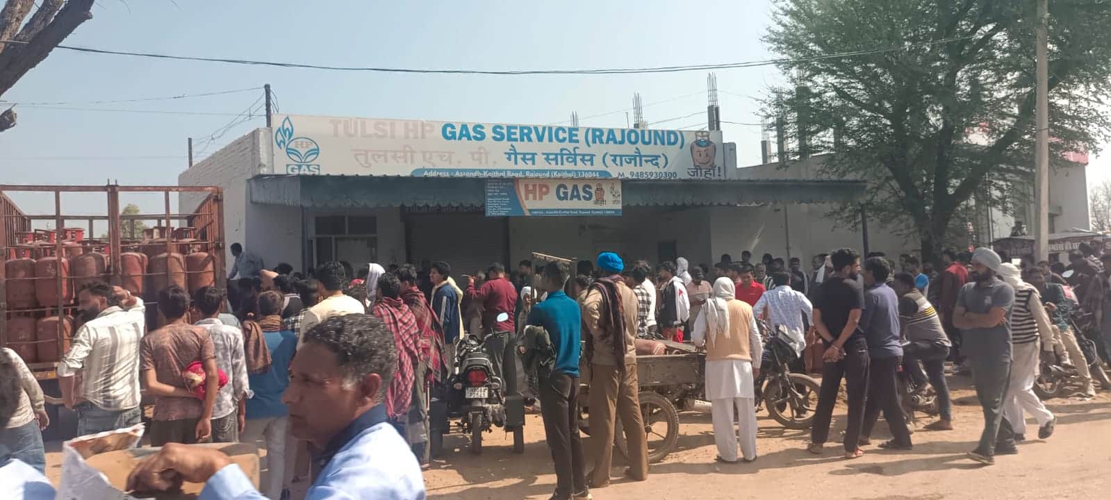 गैस सिलेंडर के लिए लंबी कतारों में खड़े उपभोक्ता।