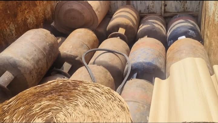 गाड़ी में पकड़ गए सिलेंडर।