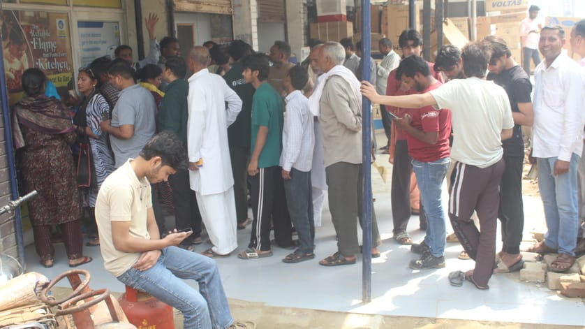 Crowds gathered at gas agencies, server down increased problems