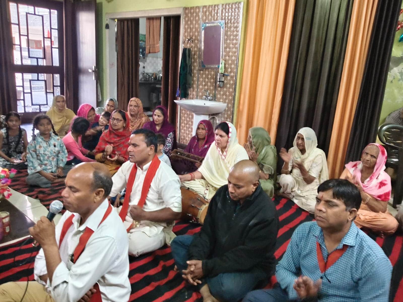 गांव भाटली में भजन कीर्तन करते श्रद्धालु। स्वयं