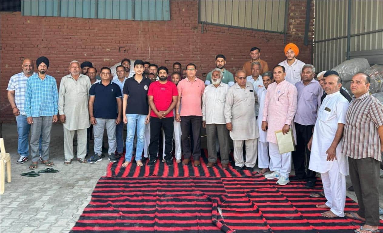 गांव बदनपुरी में आयोजित बैठक में हिस्सा लेने पहुंचे किसान। स्वयं