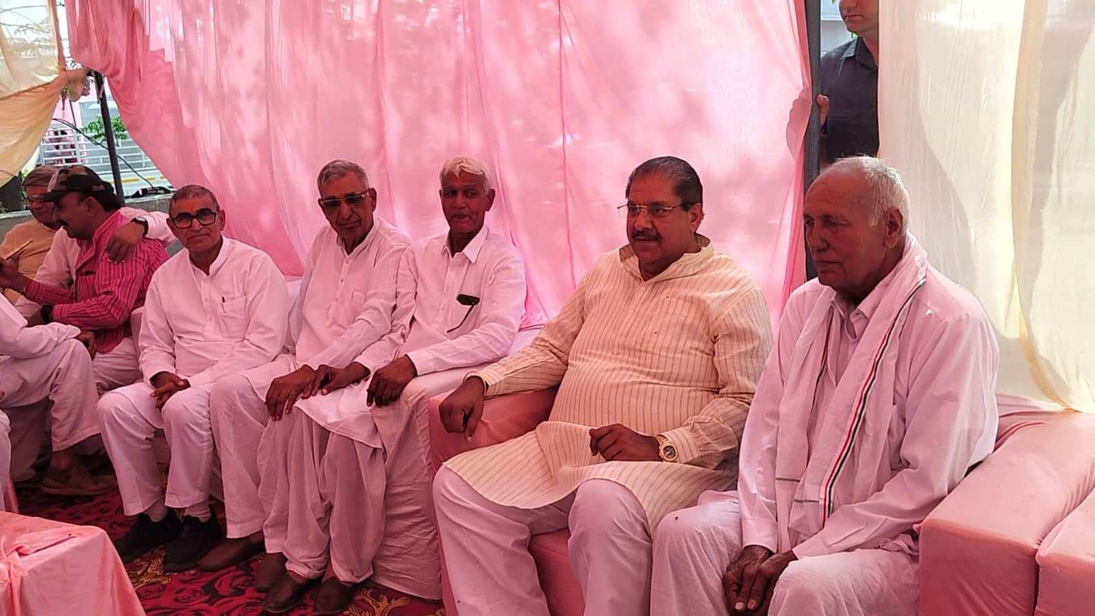 गांव मांढी में लोगों के साथ डॉ. अजय सिंह चौटाला। 