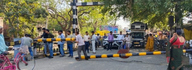 The boom at Govind Nagar railway crossing broke, disrupting traffic for half an hour.