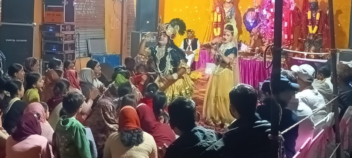 Devotees danced on the song 'Fullaan diya kyariyan ch rehndi meri maa'
