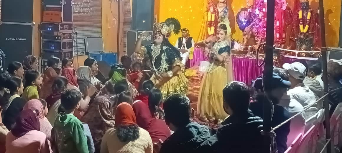 घुमारवीं में आयोजित जागरण में प्रस्तुति देते कलाकार। संवाद