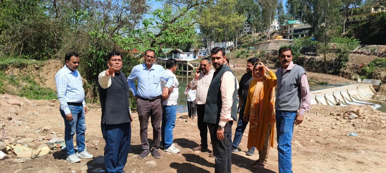 घुमारवीं में ग्रीष्मोत्सव की तैयारियों को लेकर निरीक्षण पर पहुंचे एसडीएम व अन्य। स्रोत: प्रशासन