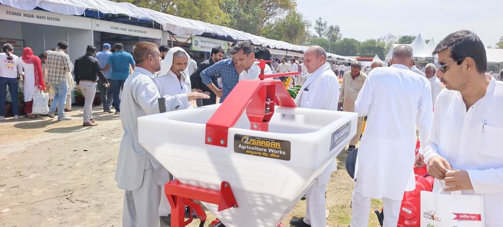 हिसार दो दिवसीय कृषि मेले में कृषि उपकरण को देखते किसान। 