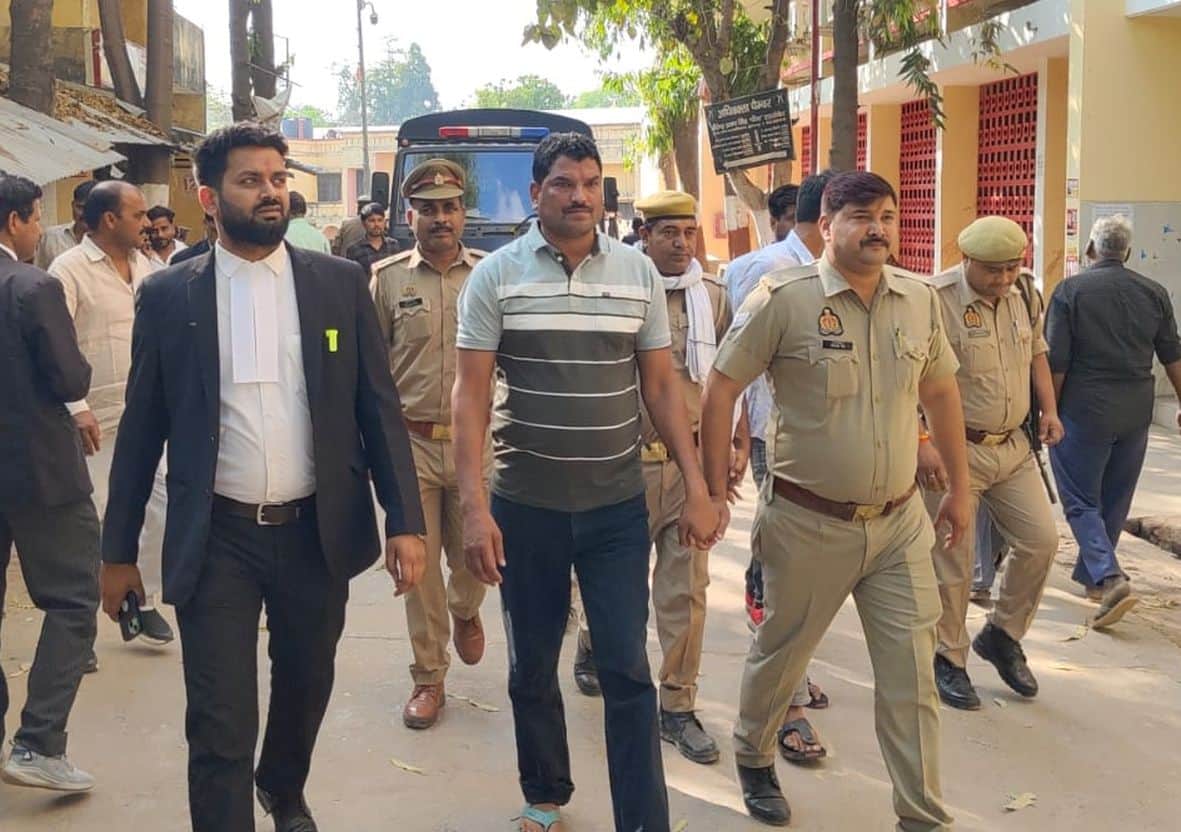  हत्यारोपी अजय नारायण सिंह को जेल ले जाती पुलिस। स्रोत-सोशल मीडिया