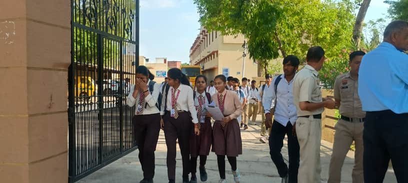 हिंदू विद्यालय परीक्षा केंद्र से परीक्षा देकर बाहर निकलते परीक्षार्थी। संवाद