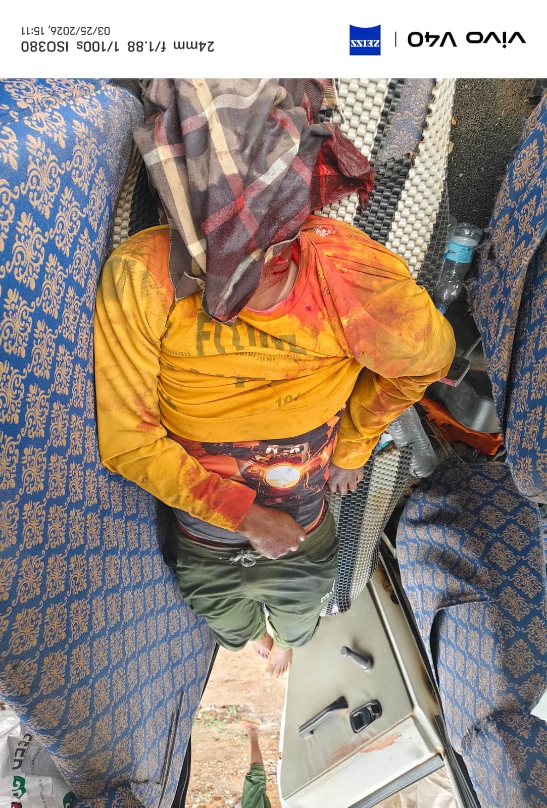 हादसे के बाद मृतक को ले जाते पुलिस