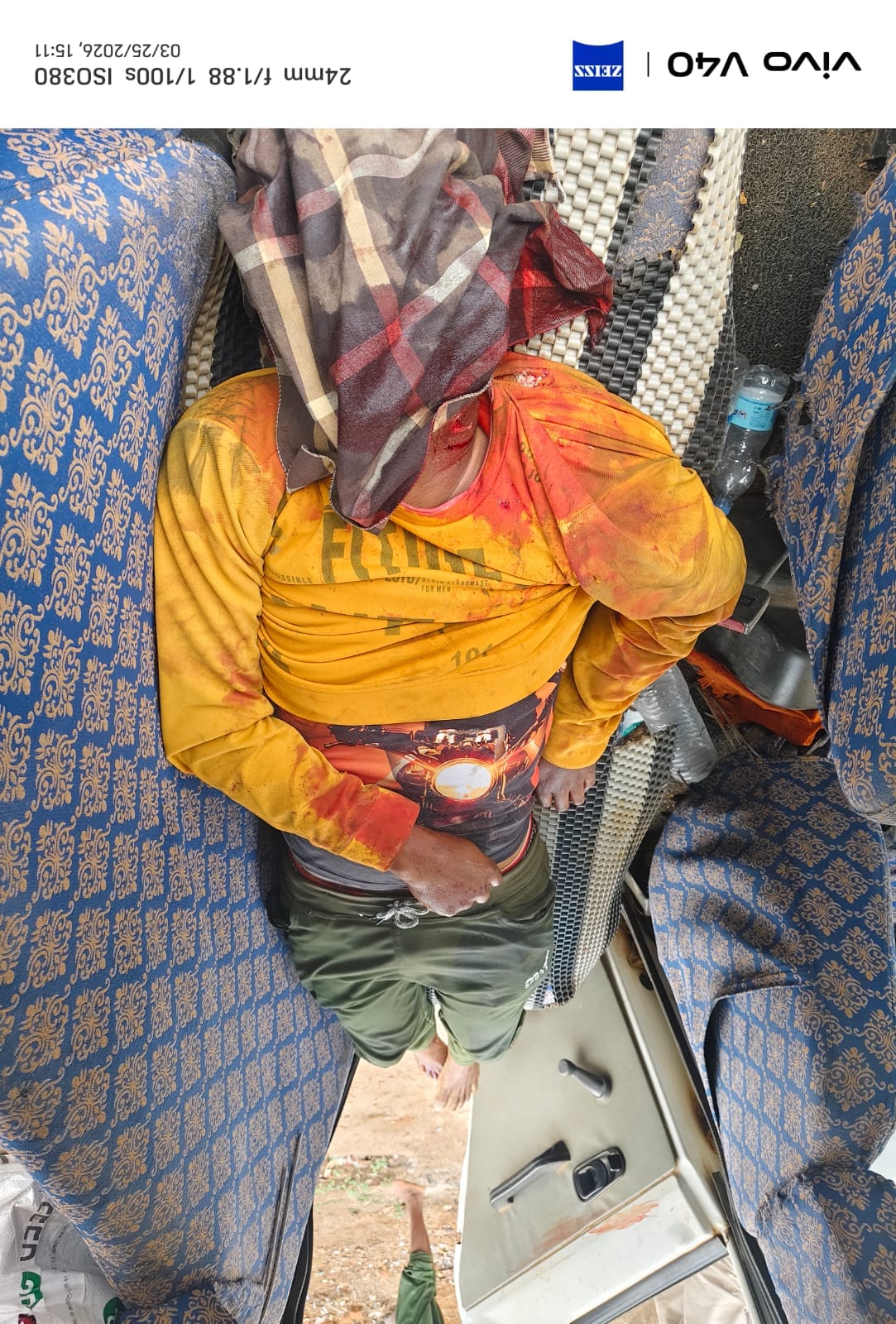 हादसे के बाद मृतक को ले जाते पुलिस