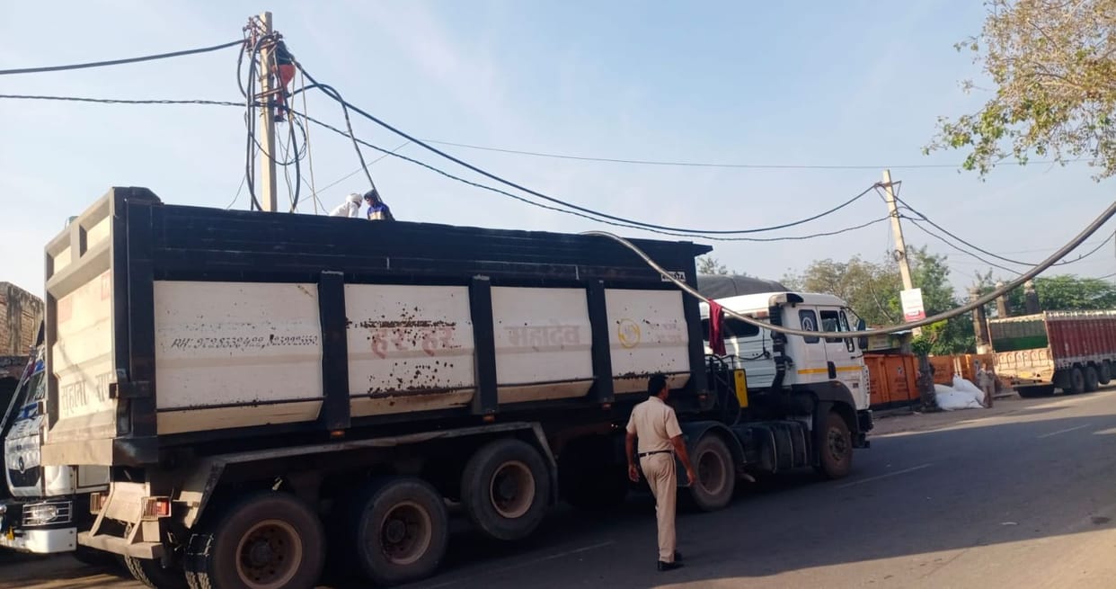 11 KV line entangled with truck at Jui bus stand, traffic disrupted for hours