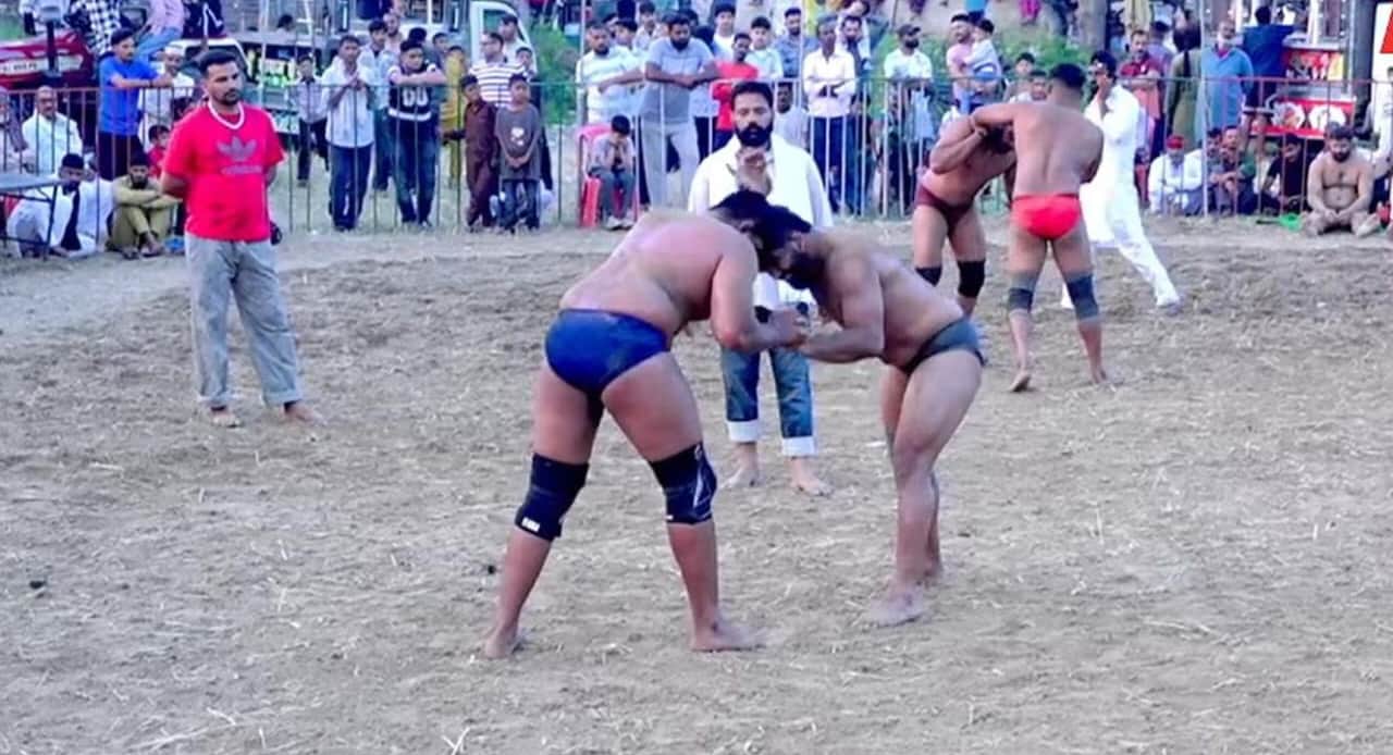 इंदौरा उपमंडल के अंतर्गत सांई तकिया बाबा मेले के दंगल में पहलवान। स्रोत : मेला कमेटी