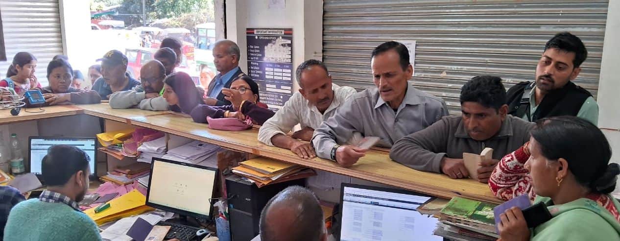 जोगिंद्रनगरर शहर की इंडेन गैस एजेंसी में गैस सिलिंडर की आपूर्ति न होने पर संचालकों से बातचीत क