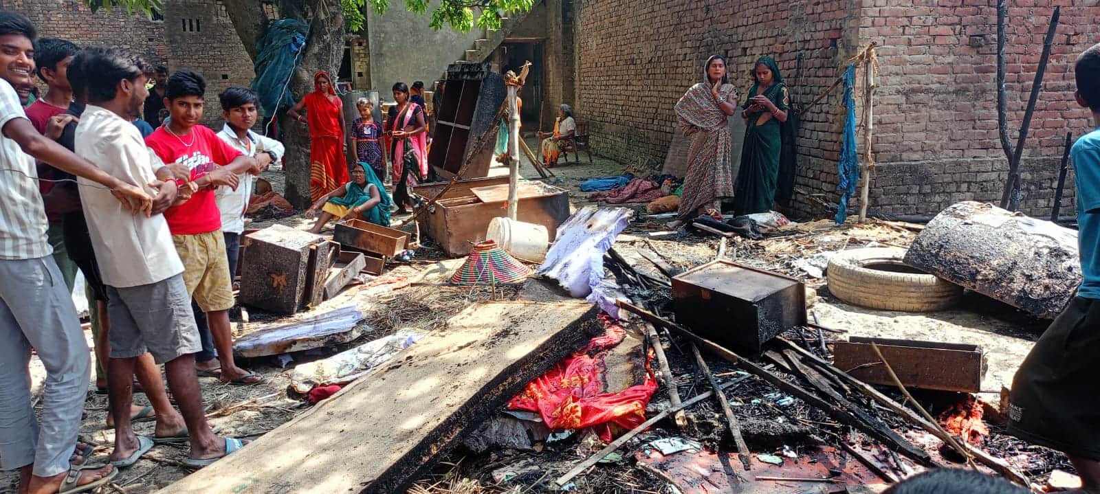 जग्गू निषाद की झोपड़ी जलने के बाद जला पड़ा सामान।