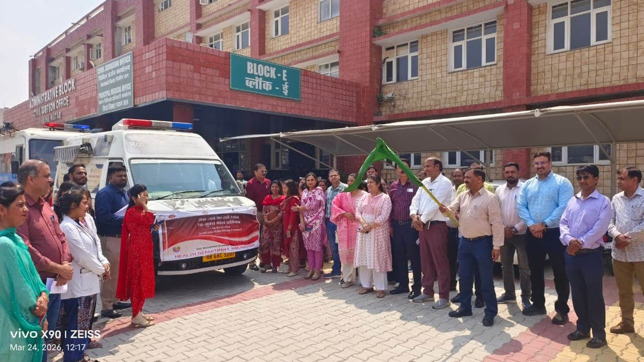 जागरूकता वाहन को रवाना करते सिविल सर्जन डॉ. जितेंद्र सिंह। प्रवक्ता