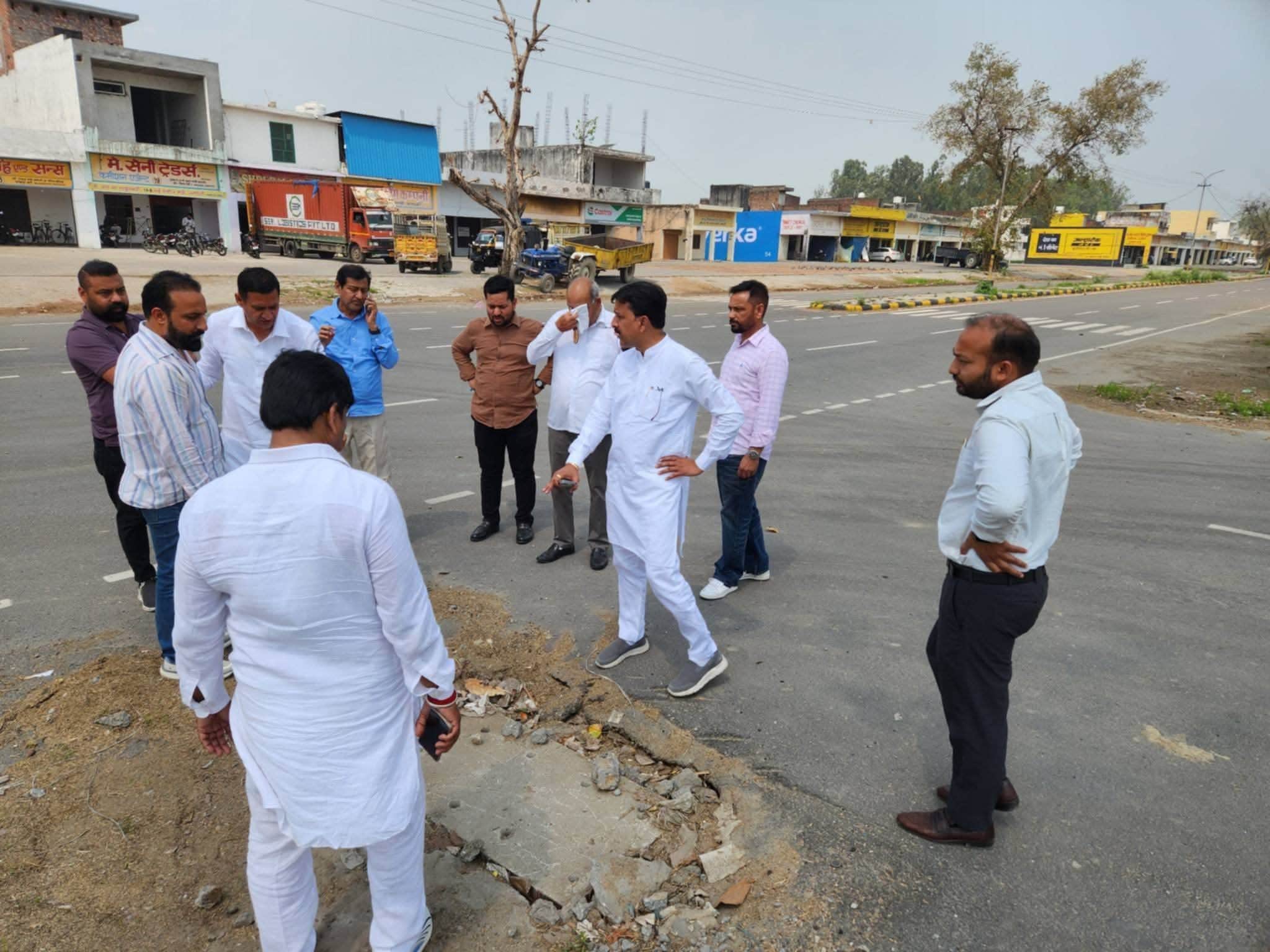 जगाधरी अनाज मंडी का निरीक्षण करते मार्केट कमेटी चेयरमैन। प्रवक्ता