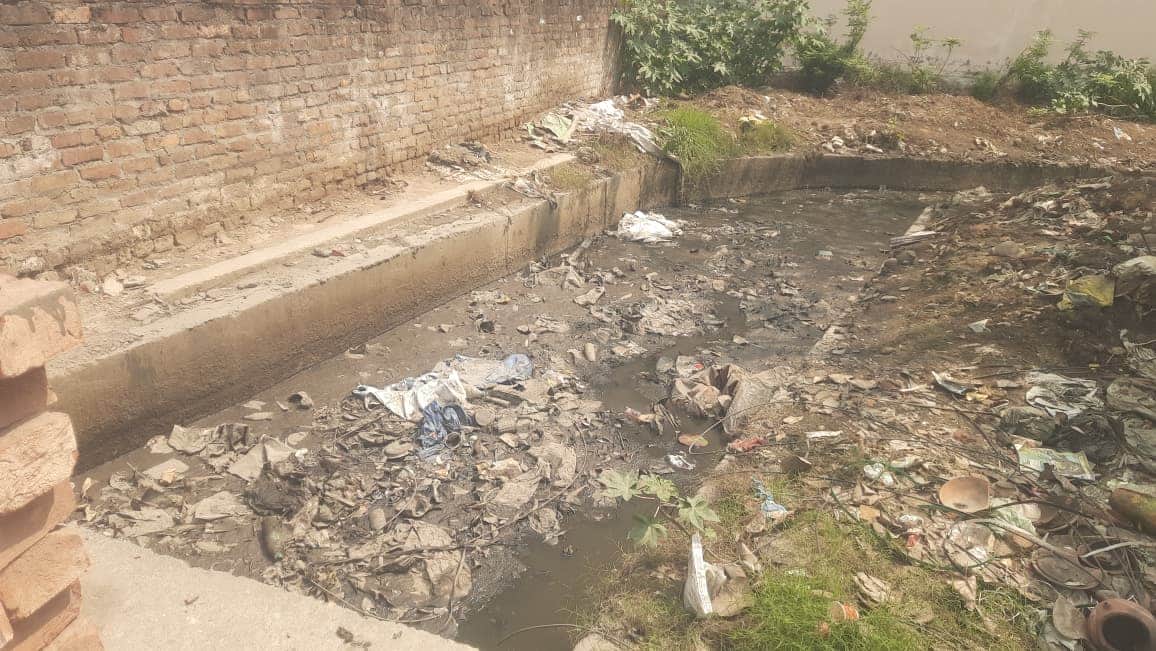 जगाधरी के बर्तन बाजार में गंदगी से अटा नाला। संवाद