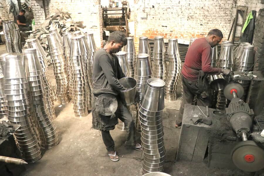 जगाधरी की बर्तन फैक्टरी में बाल्टी तैयार करते कारीगर। संवाद