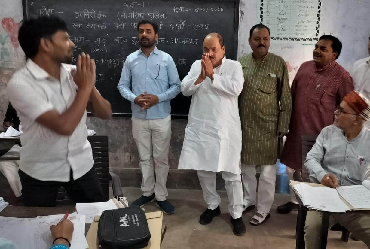 जीजीआईसी में मूल्यांकन कर रहे शिक्षकों से मिलते एमएलसी ध्रुव त्रिपाठी। श्रोत-शिक्षक संगठन