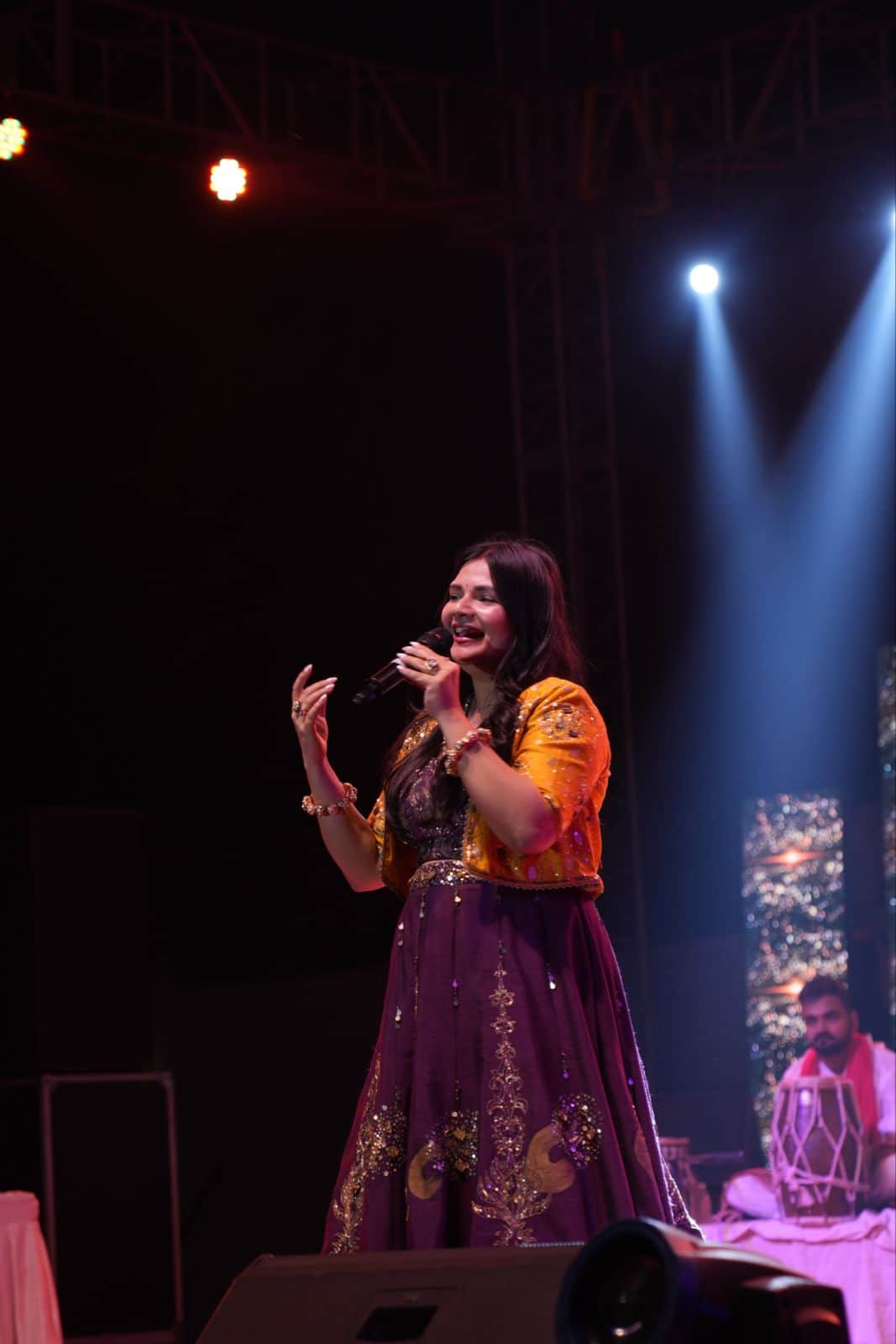 जिला प्रदर्शनी में भजन सुनाती गायिका स्वाति मिश्रा। संवाद