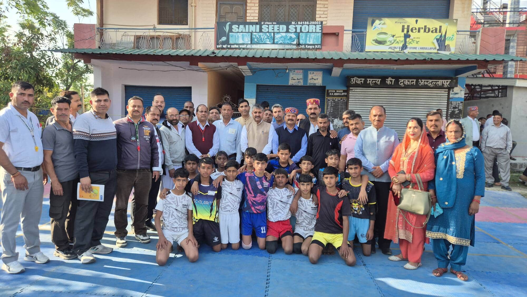 जमानाबाद में आयोजित दो दिवसीय छिंज मेले में प्रतियोगिताओं के प्रतिभागियों के साथ विधायक पवन काज