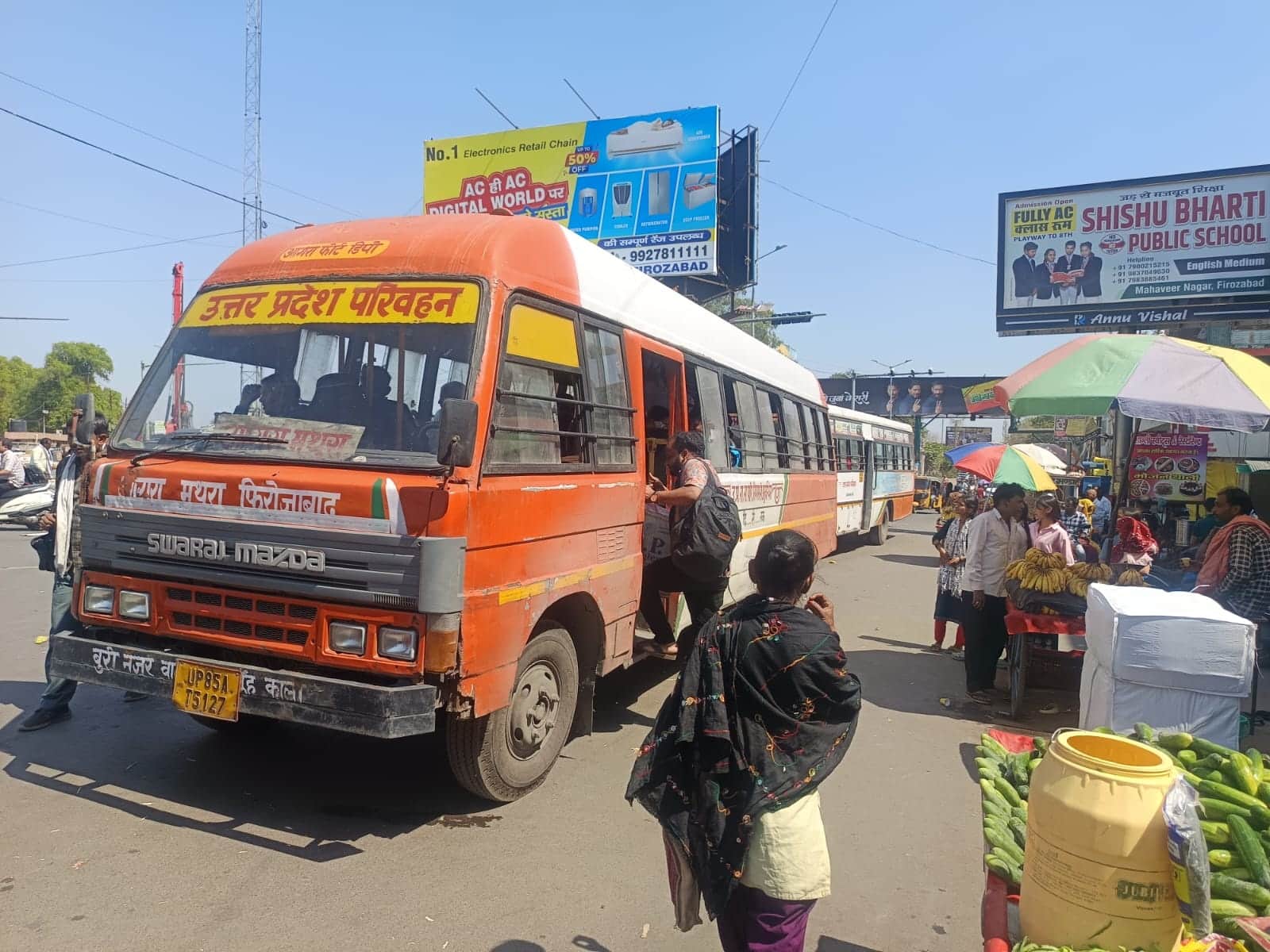 जैन मंदिर पर रोडवेज बस में चढ़ती सवारी। संवाद