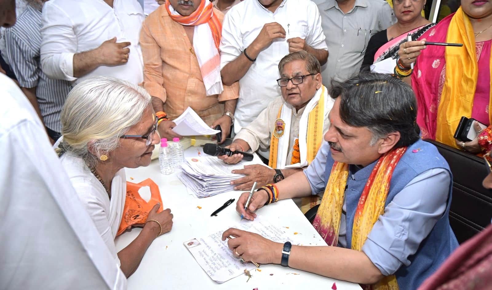 जनसंवाद करते विधायक डॉ. राजेश्वर सिंह।